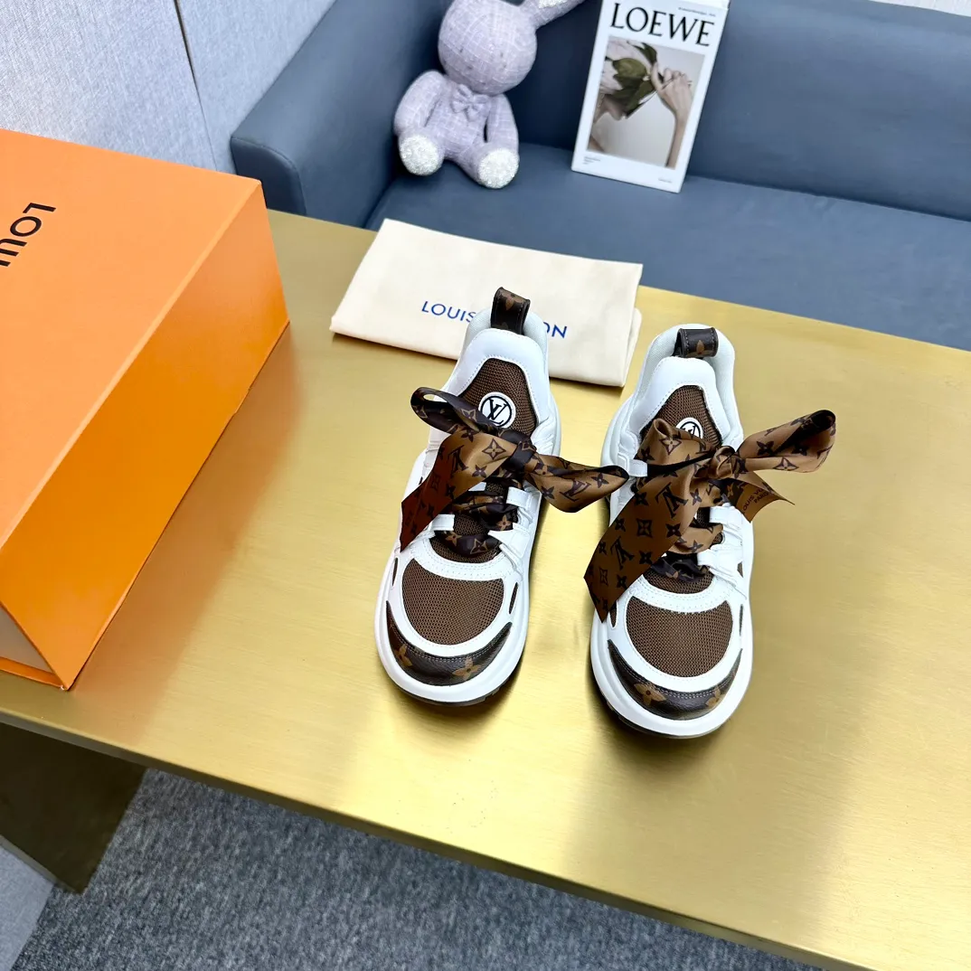 👟👟Ex-factory price 760👟👟LV donkey brand casual sports dad shoes. The bold and avant-garde design➕the distinctive wavy outsole is charming in the entire fashion circle. It is synonymous with new trends and trends. It is to be called the coolest casual sports shoe in history. Whoever wears it will become the most handsome person who turns heads. The height of the heel is about 5.5cm, and the heel is about 8mm.  🌸Imported fabrics🐂leather➕Imported🐐leather➕Imported T👟👟Ex-factory price U splicing 🌸Inner lining imported mesh fabric➕Cowhide lining Outsole vacuum foaming and T👟👟Ex-factory price U combination 🌸 Size women's size 35-41